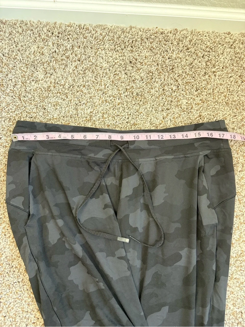 lululemon athletica women’s Dark Gray Camo Joggers
